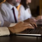 Acordo acaba com escala 6×1 para trabalhadores de TI no Paraná; entenda