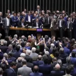 Senado aprova isenção de IR para quem ganha até dois salários-mínimos